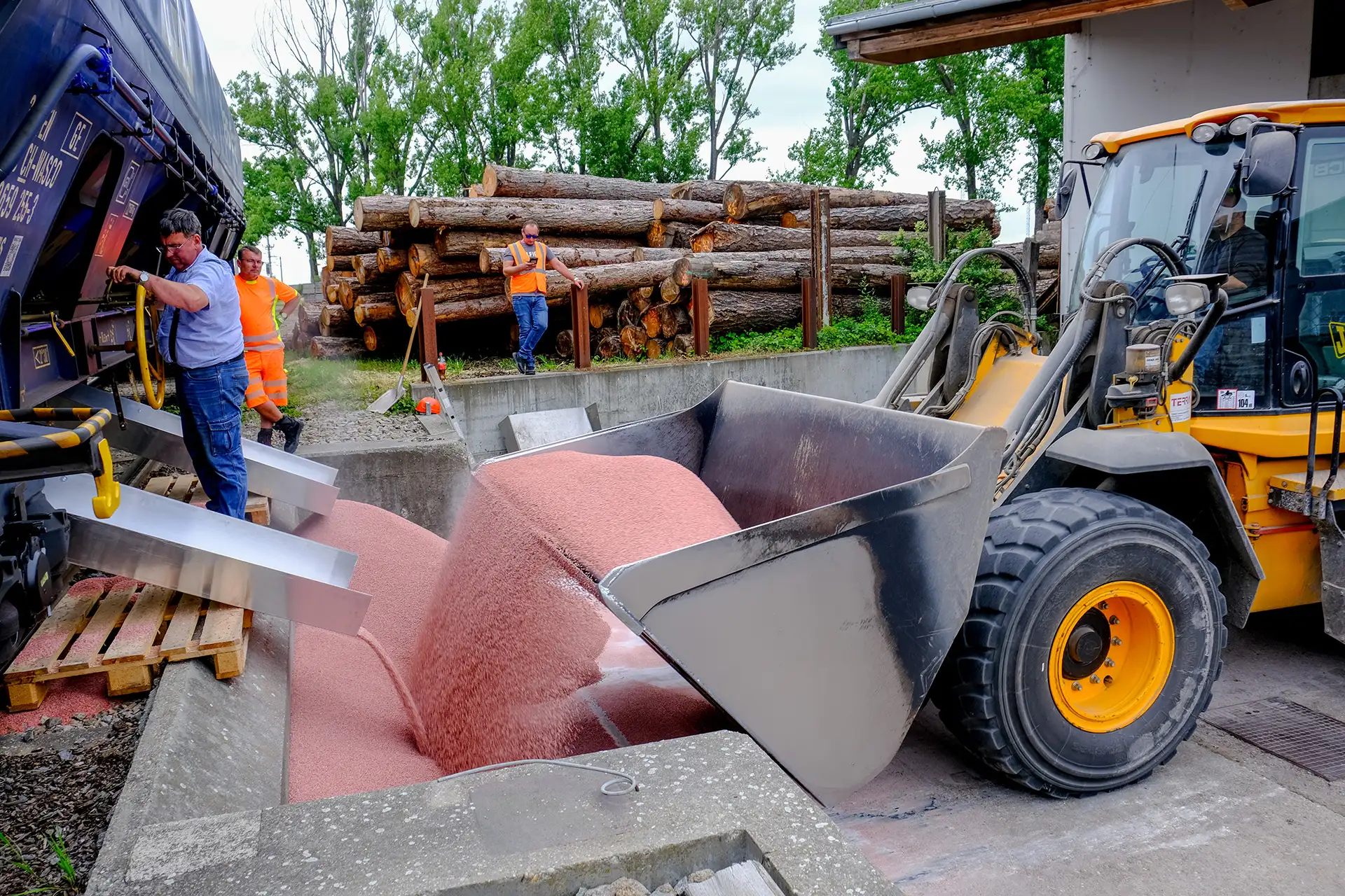 Ein Frontlager lädt Dünger ab.