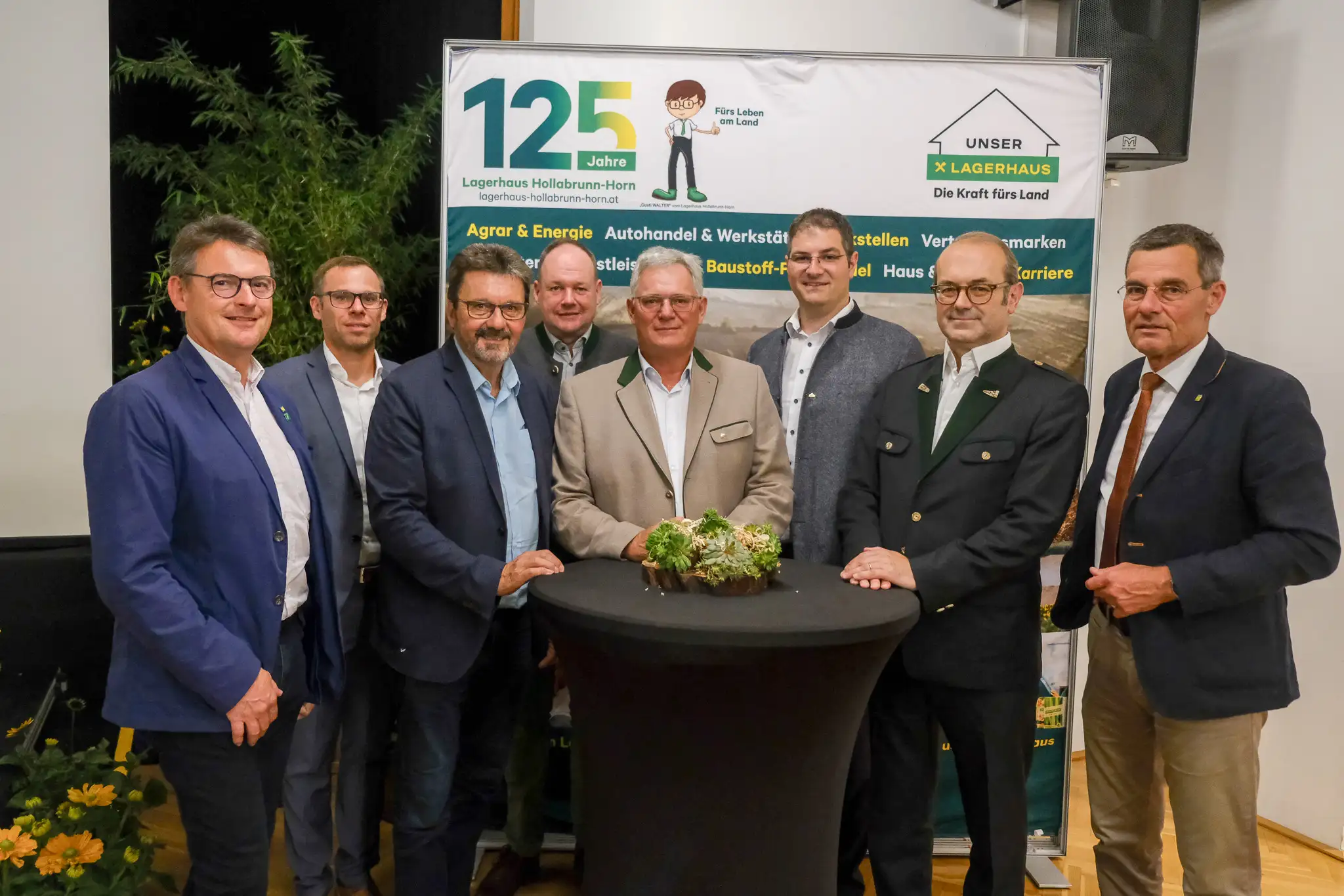 Eine Gruppe Männer schaut in die Kamera