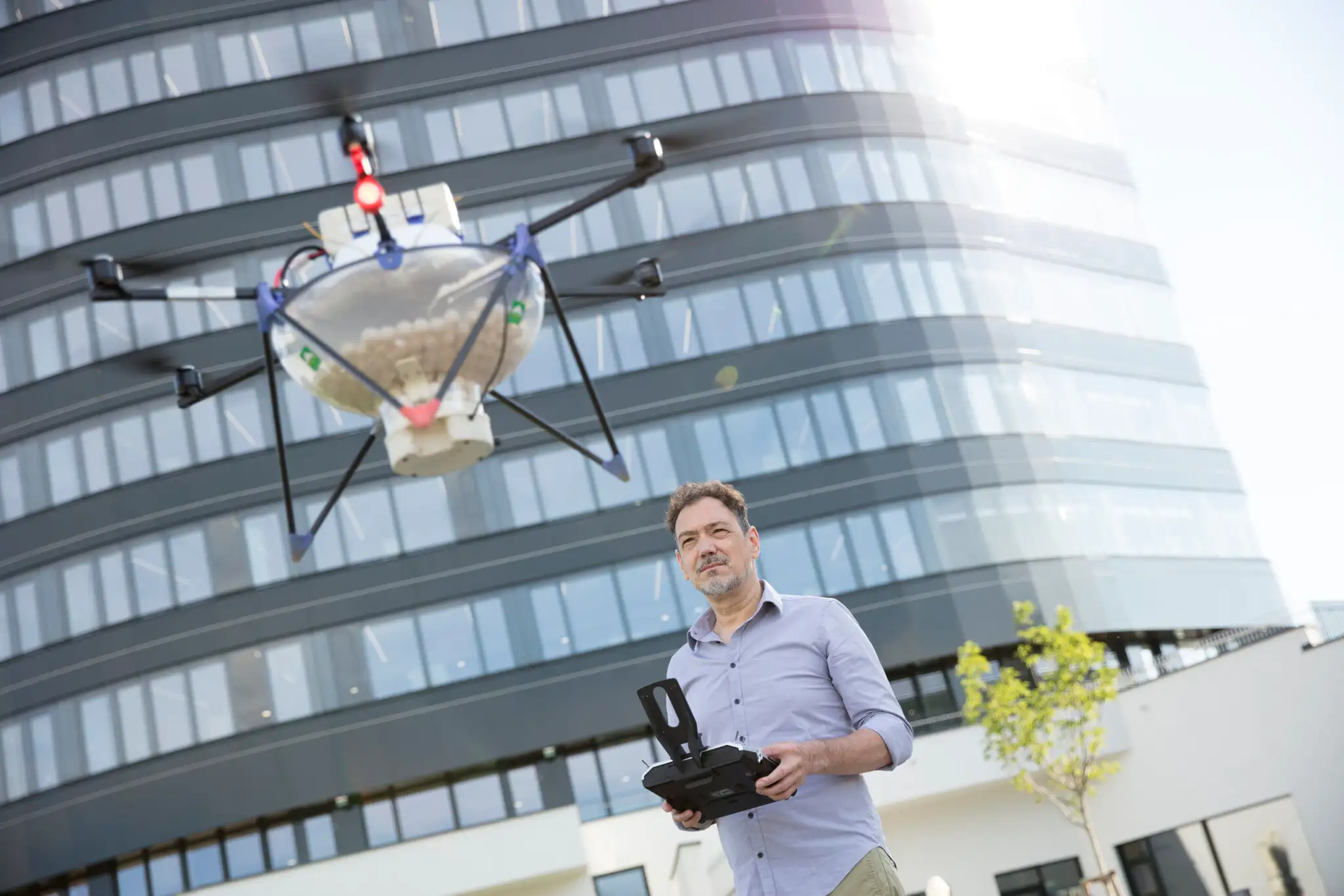 Ein Mann mit einer Fernbedienung steuert eine Drohne