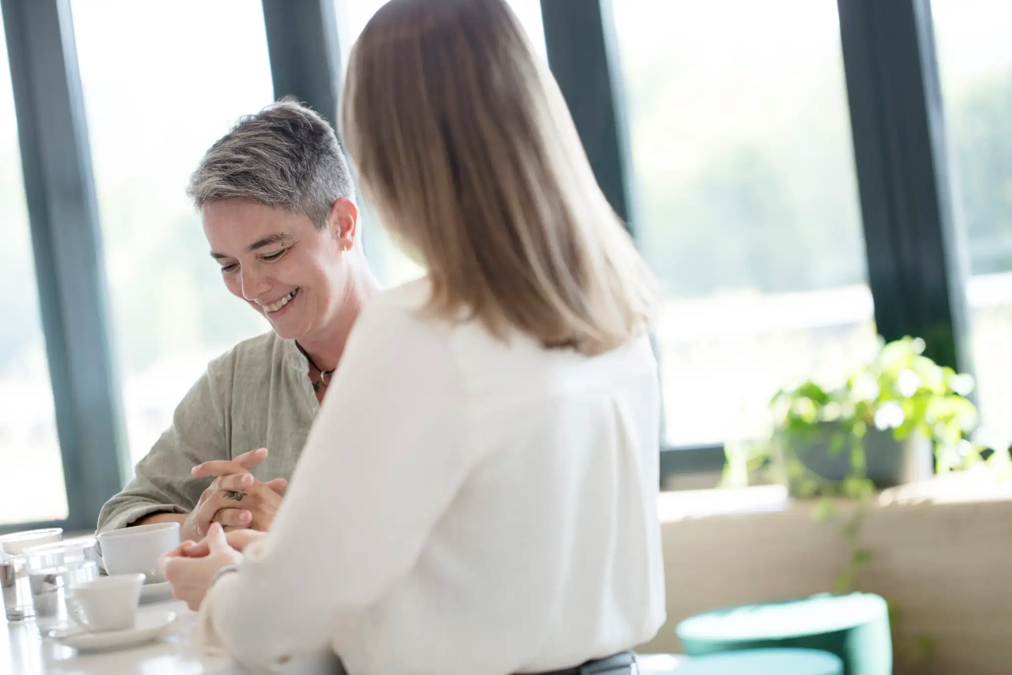 zwei Frauen unterhalten sich in der Kaffeepause