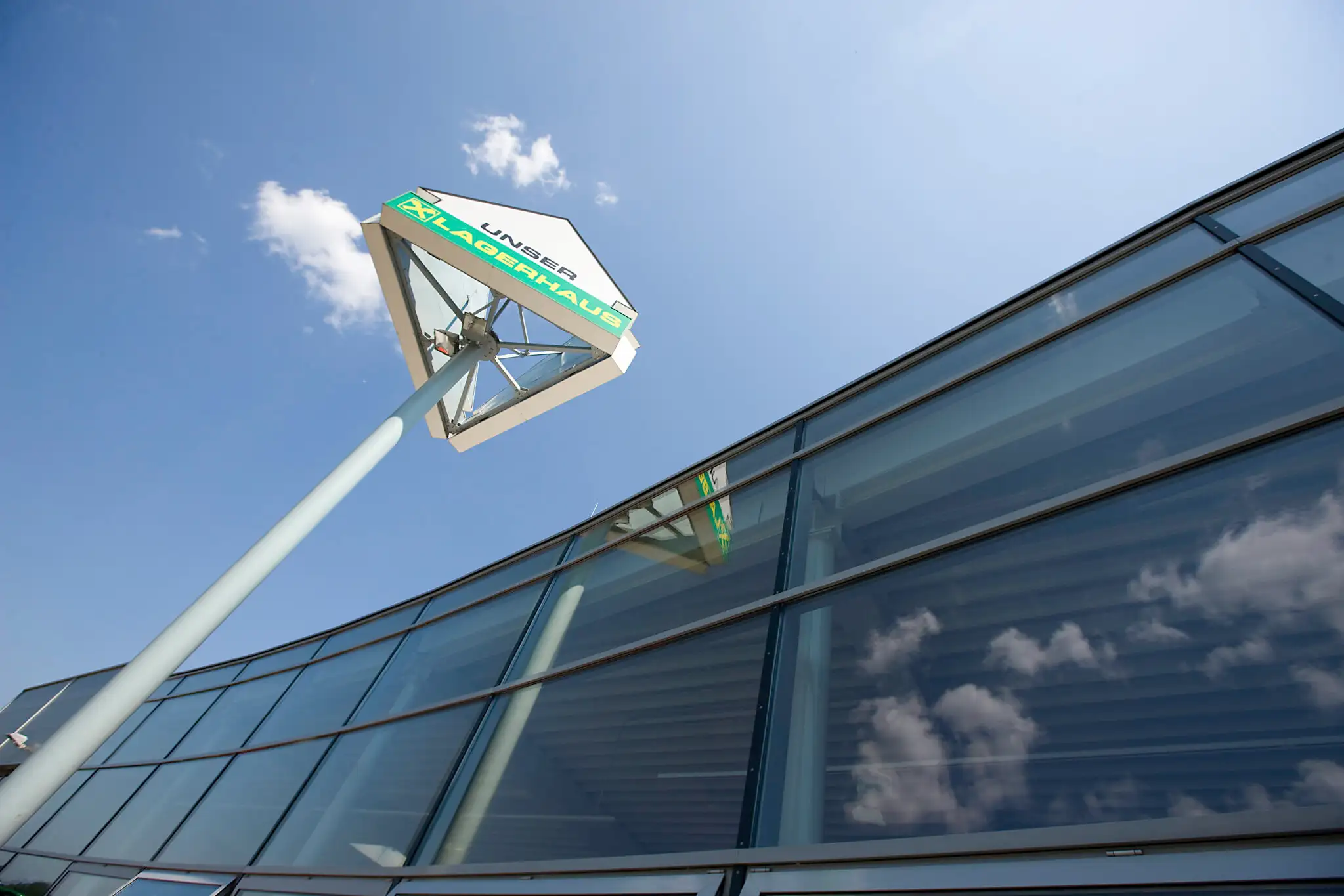 Gebäudeansicht Lagerhaus Markt Richtung Himmel