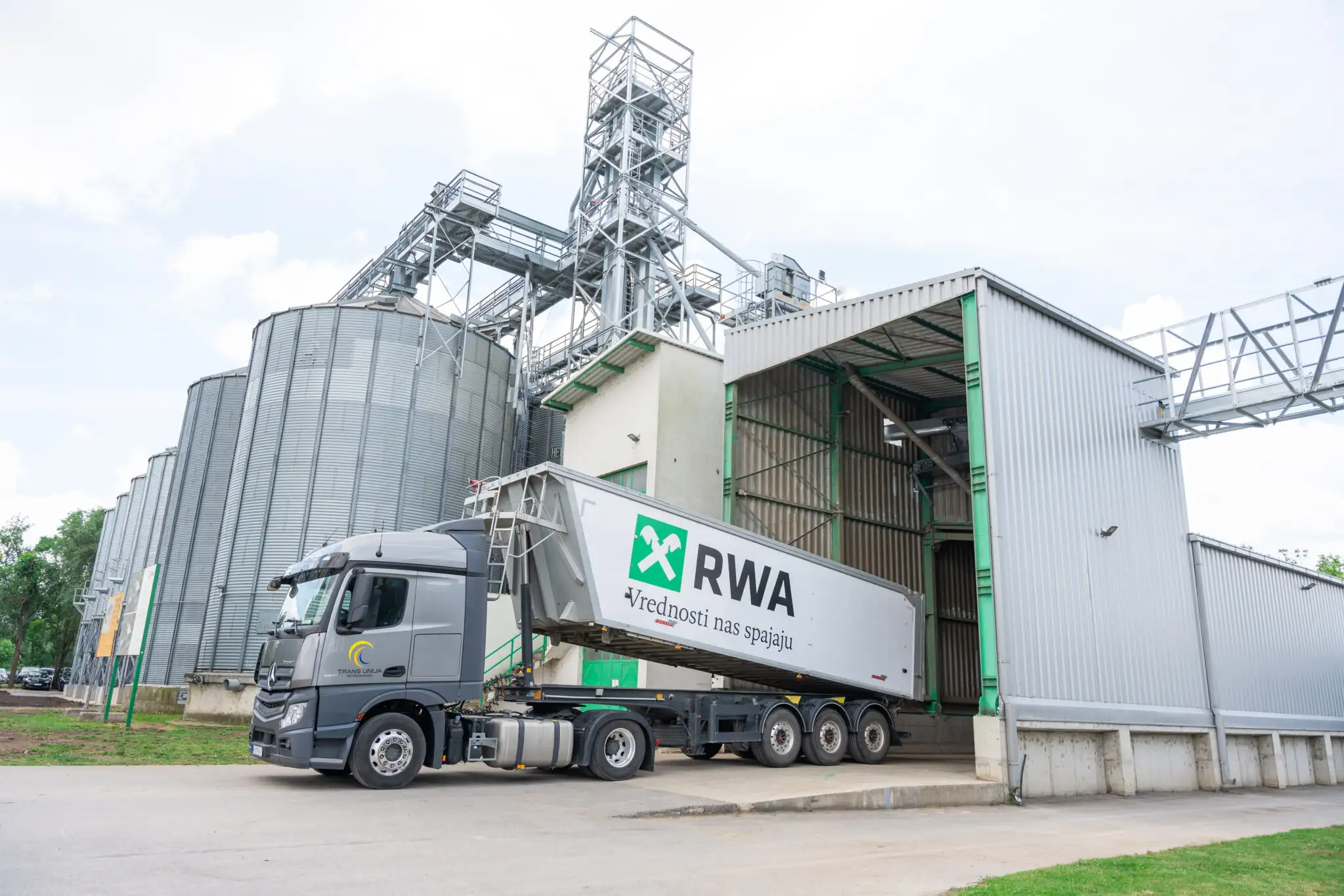 LKW lädt Saatgut in einer Frabik ab