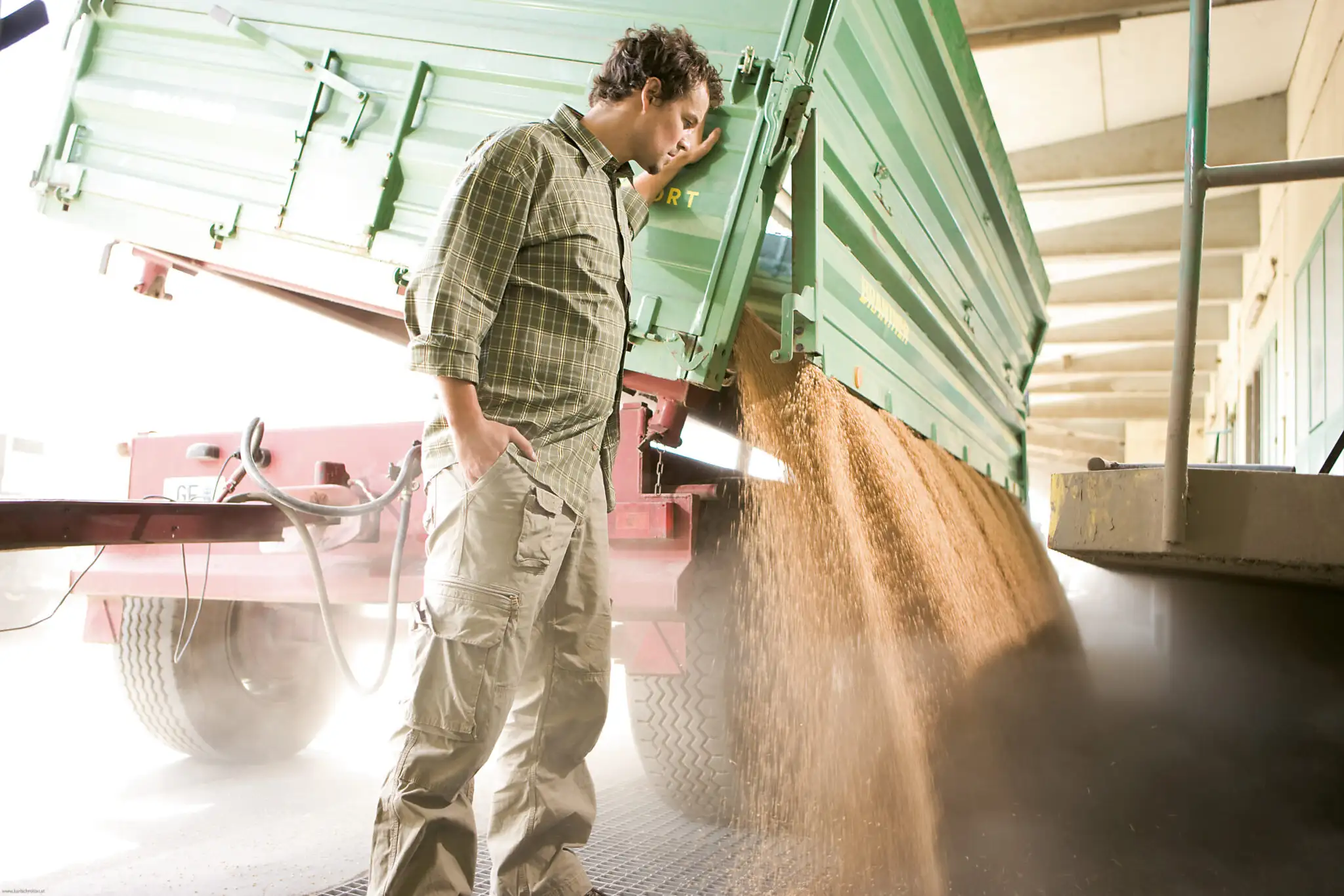 Landwirt bei Getreideübernahme