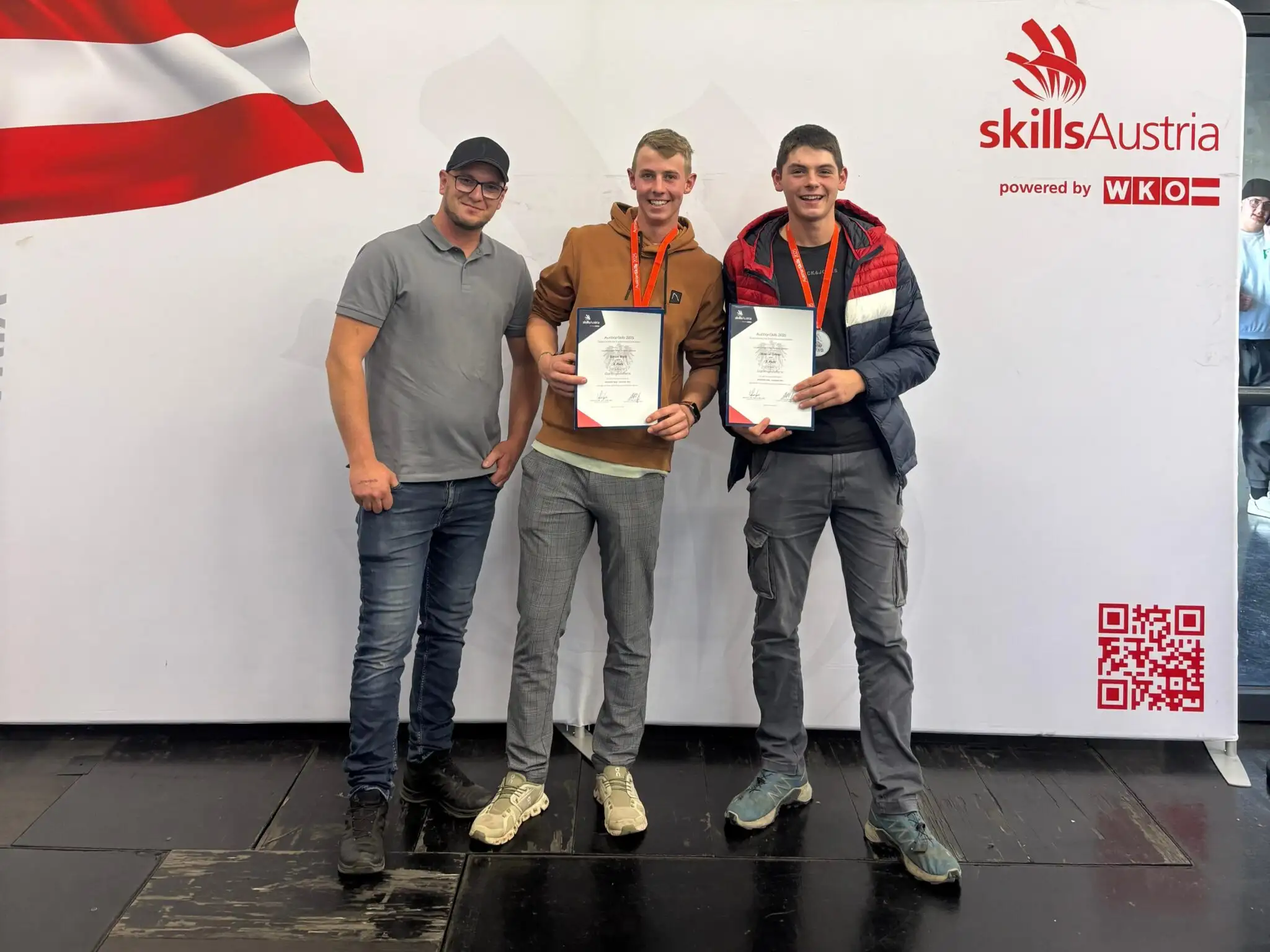 Simon Weiß und Marcel Ortner zeigen ihre Urkunde