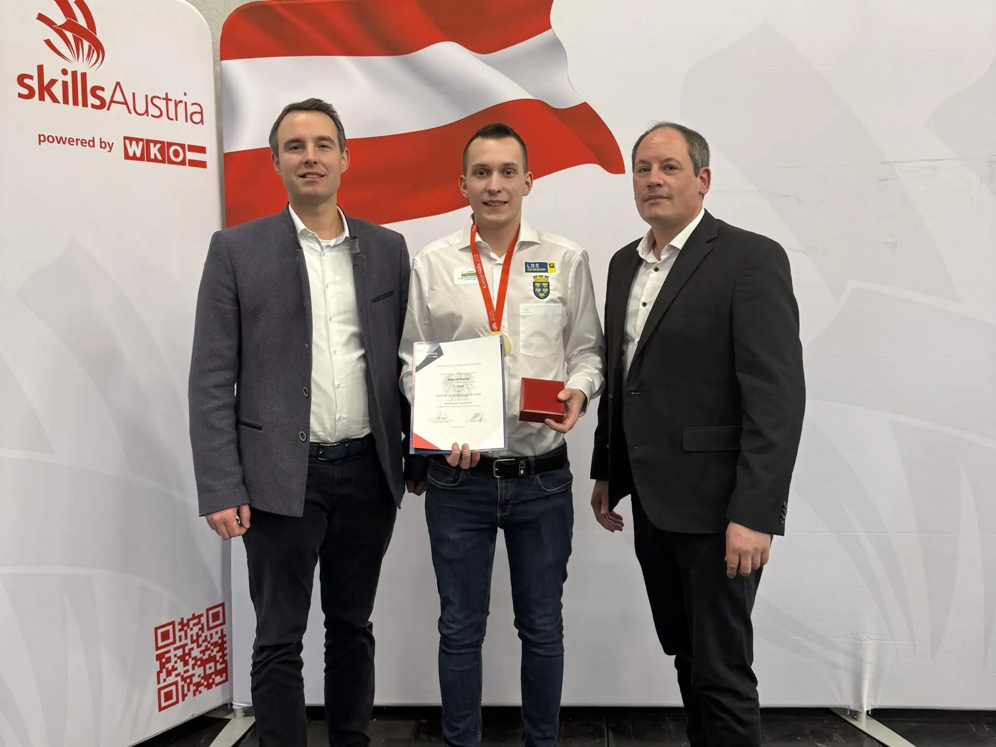 Der Sieger hält seine Urkunde in die Kamera.