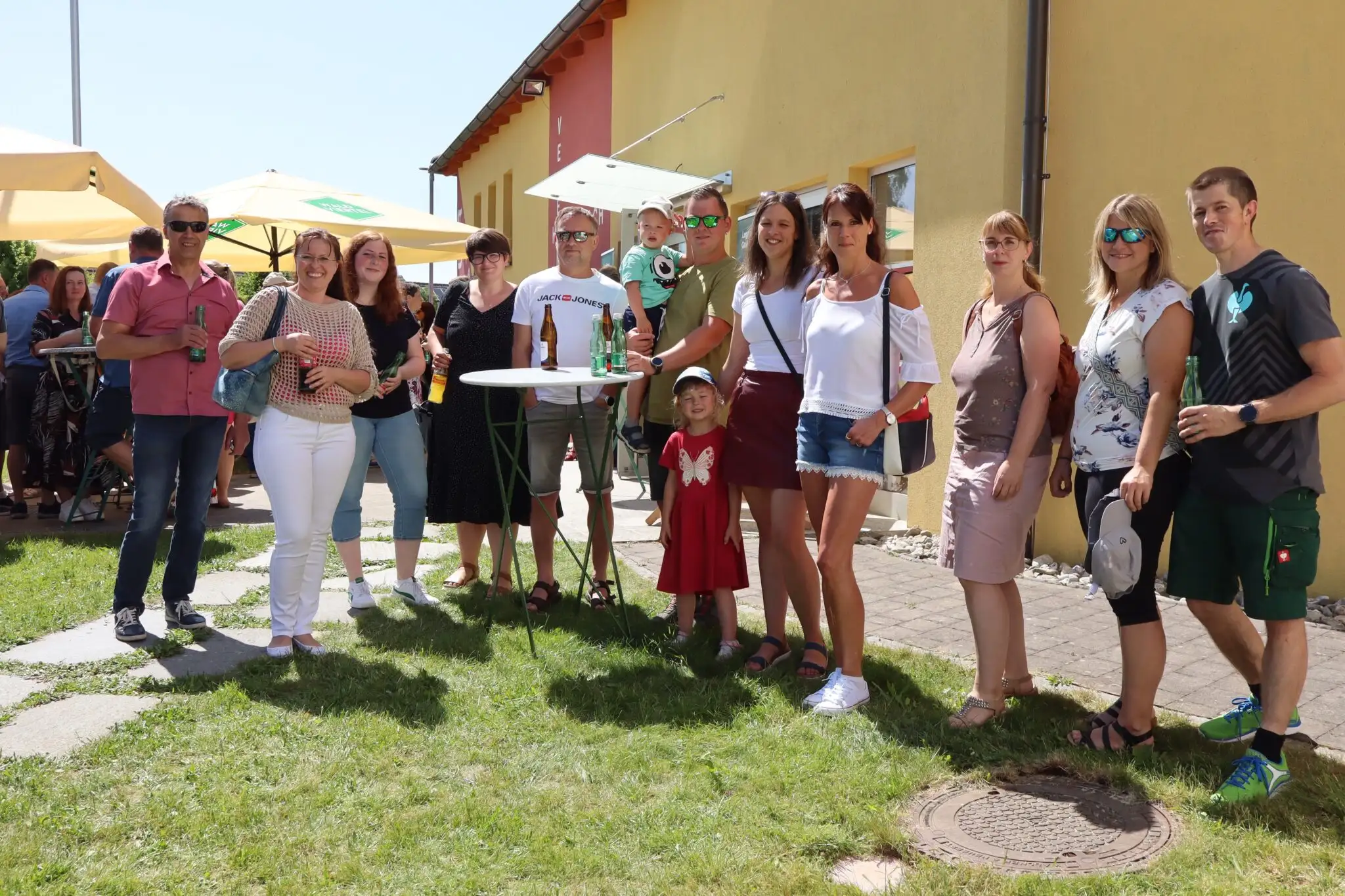 Eine Gruppe posiert für die Kamera