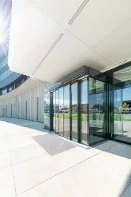 Eingang des RWA-Gebäudes in Korneuburg