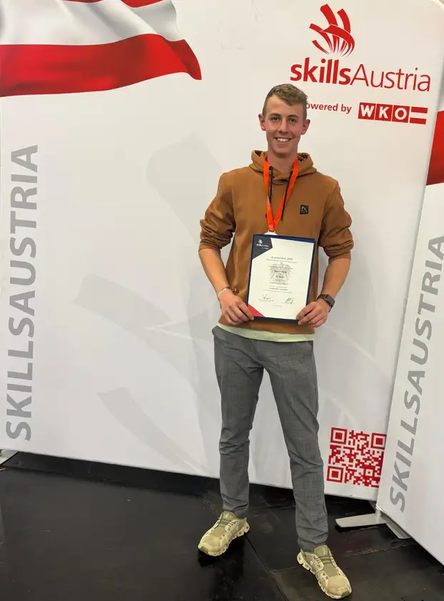 Simon Weiß hält seine Urkunde