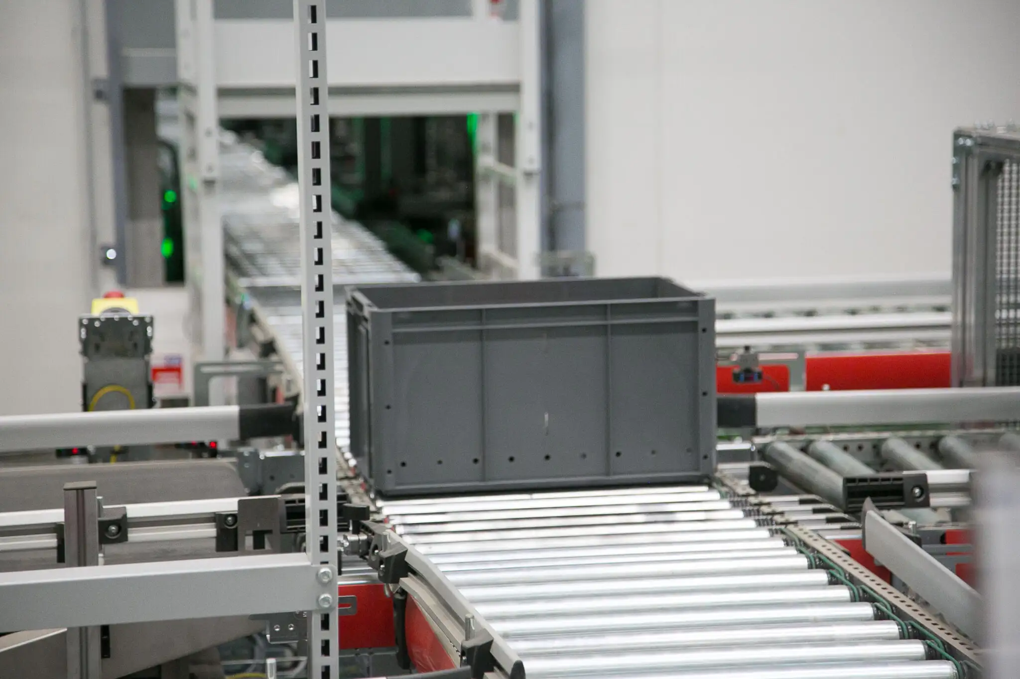 Förderband im Kommissionierlager Traun