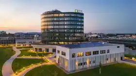 Drohnenaufnahme am Abend des RWA-Gebäudes