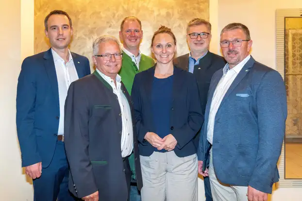 Gruppe von Spitzenfunktionär:innen und Managern