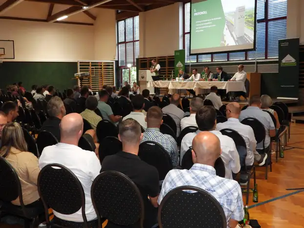Versammlung mit vielen Menschen im Bild